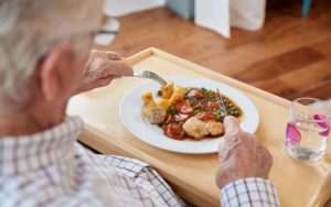 Для улучшения реабилитации и восстановления для пожилых людей питание имеет решающее значение