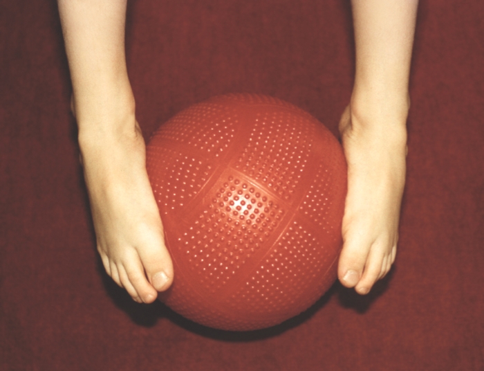 Рис. 4а). Физические упражнения для укрепления мышц, поддерживающих продольный свод стопы: захватывание мяча