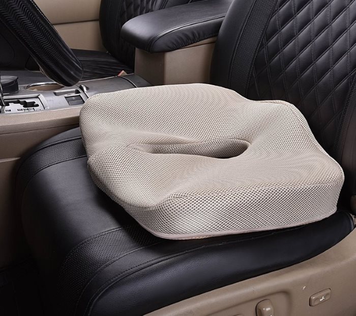 Прямоугольная ортопедическая подушка на автомобильном кресле