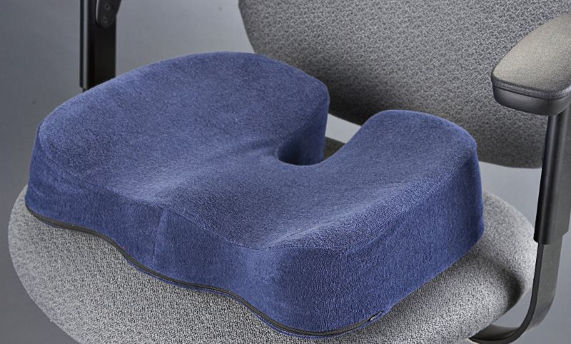 Темно-синяя ортопедическая подушка на офисном кресле