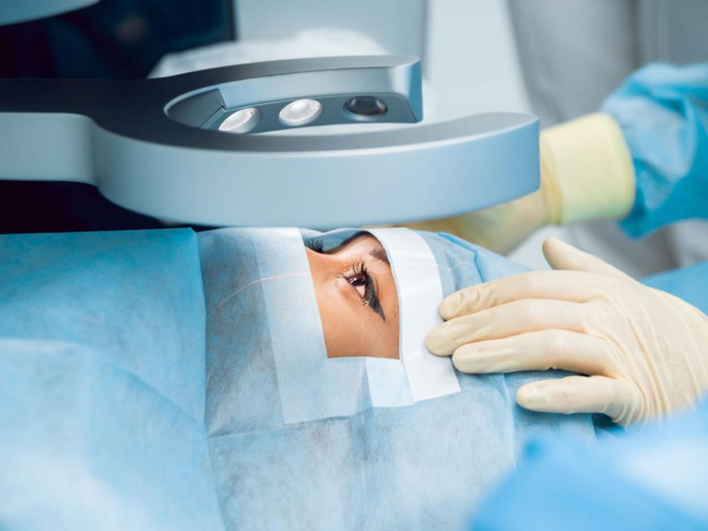 проведение операции по лечению зрения лазером