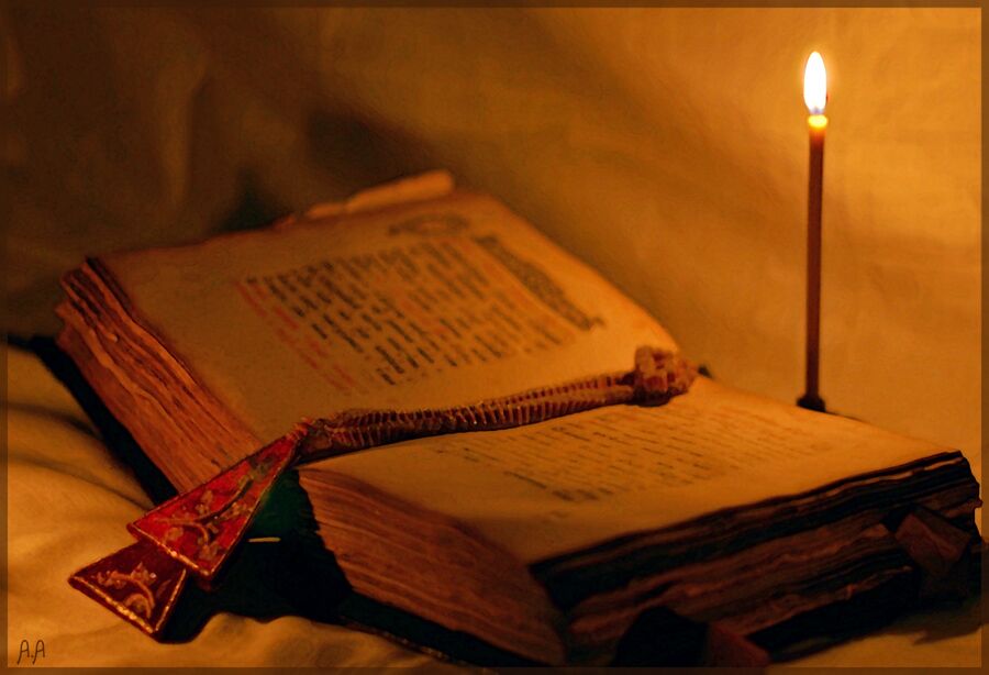 Ритуальная книга и свеча