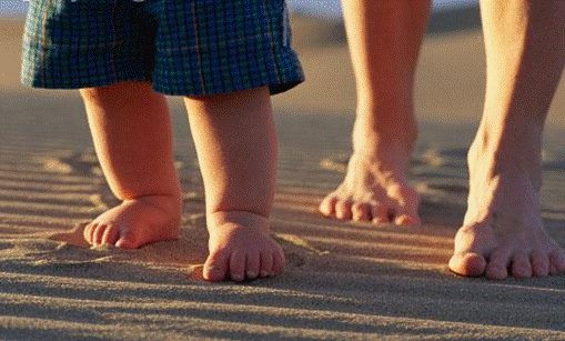 Ребенок и мама топают по песку
