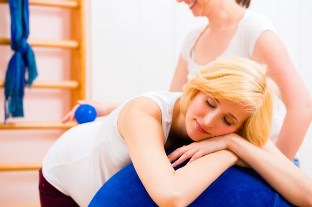 массаж помогает облегчить боль в крестце у беременных