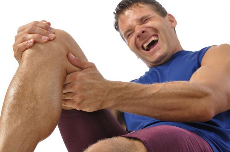 Почему дергается мышца на ноге выше колена?