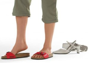 При болях в ступнях нужно носить удобную обувь