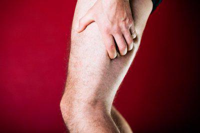 Болит нога от бедра до колена: тянет сзади и ноет при ходьбе, что делать