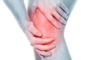 Причины болей в коленных суставах