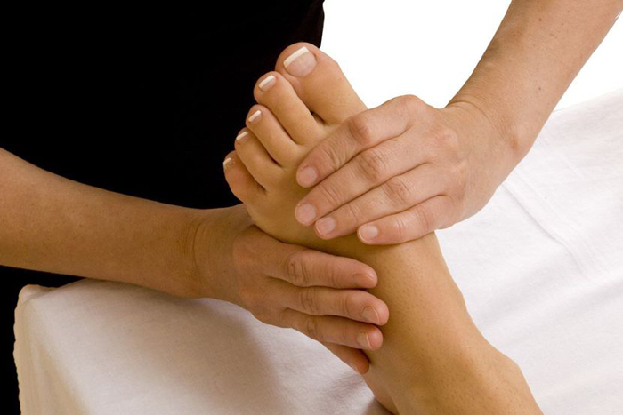 Для облегчения болей при остеопорозе стопы применяется массаж