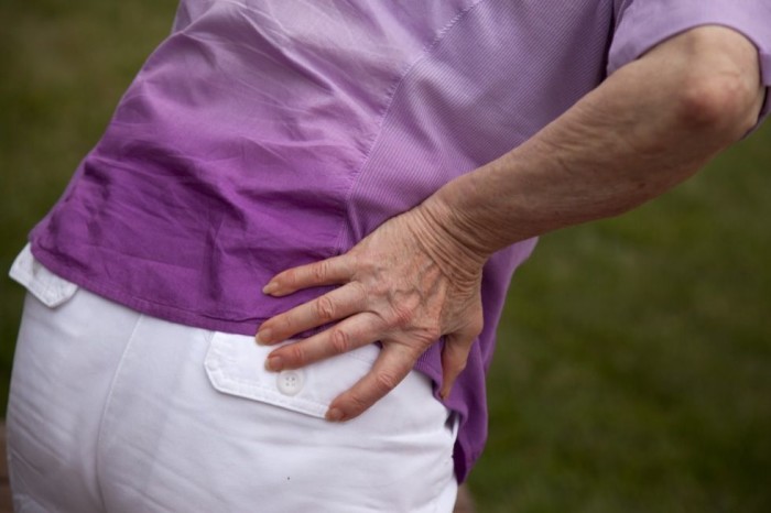При остеопорозе тазобедренных суставов возможны сильные боли