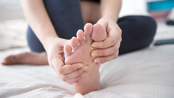 почему болят подушечки под пальцами на ногах