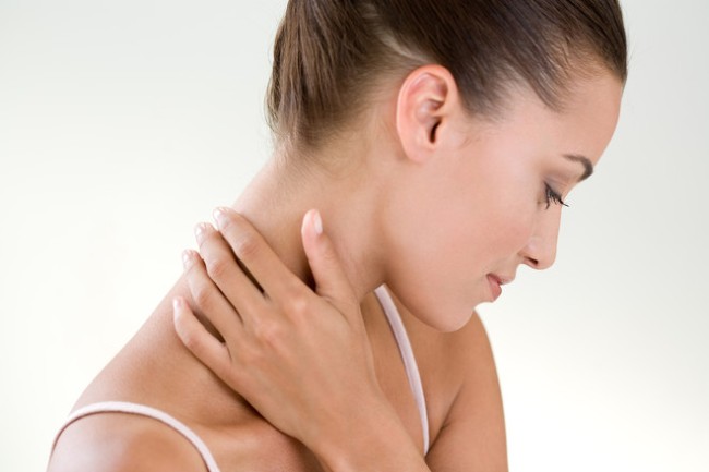 Боли в шее могут возникать из-за множества разных причин. Если болит шея - нужно обратиться к врачу