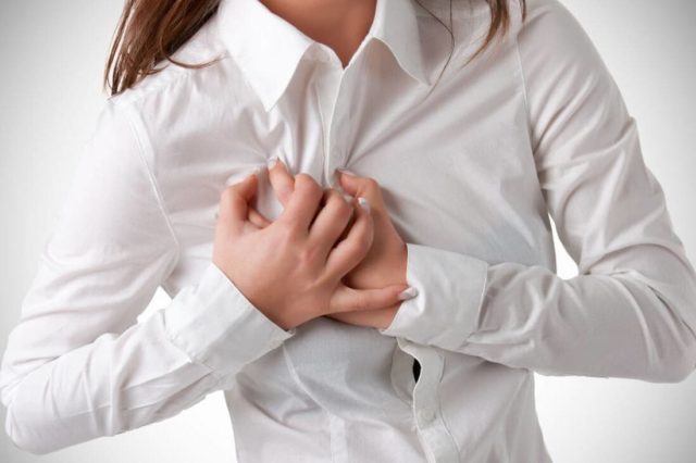 Грудной остеохондроз и стенокардия имеют основной общий симптом – боль в районе сердца