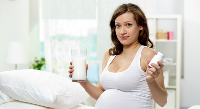 Беременным женщинам крайне необходимо принимать витамины и кальций, чтобы укреплять и свой организм, и организм будущего ребенк