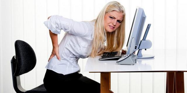 Постоянная сидячая работа может стать причиной возникновения болей в спине, и, в частности, между лопатками