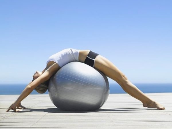 Упражнение с гимнастическим мячом