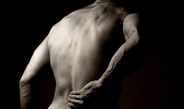 Сильные боли могут указывать на остеохондроз или межпозвонковую грыжу