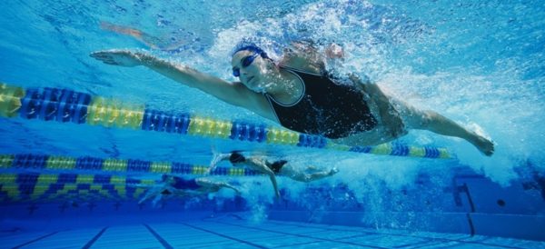 Плавание - один из самых действенных способов улучшения осанки