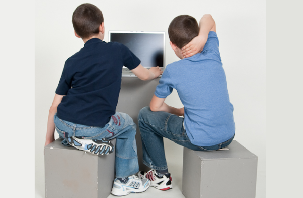 Чаще всего сколиотическая осанка у детей развивается из-за длительного сидения в неудобной позе перед компьютером