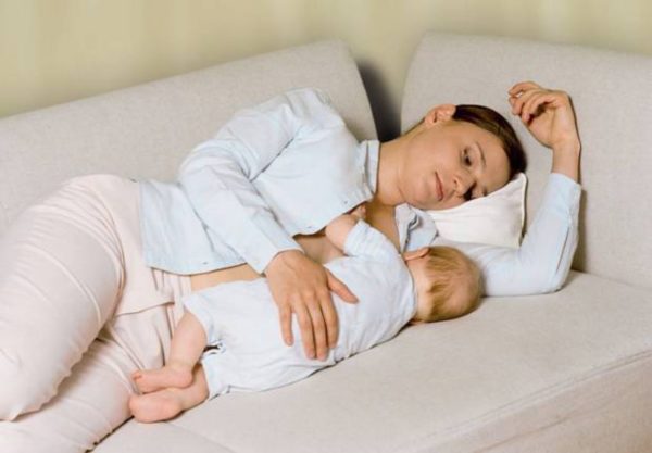 Кормить ребенка лежа лучше на жестком матрасе