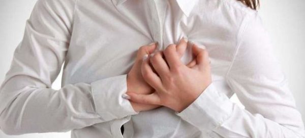 При остеохондрозе часто возникают боли в груди с одной стороны, похожие на сердечные