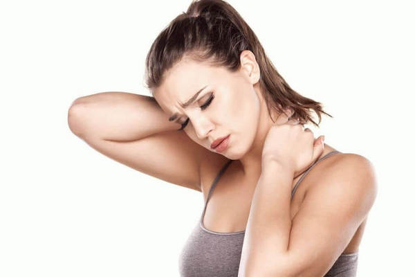 Если человек ощущает боль в шее вкупе с онемением и слабостью в руках, возможно, у него НШОП