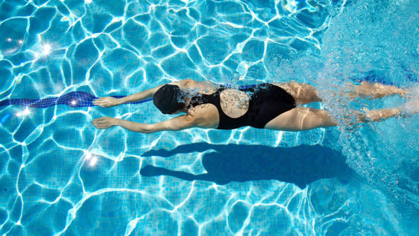 Плавание помогает расслабить спину и укрепить мышцы