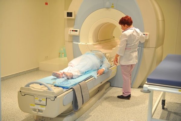 Проведение МРТ позволяет наиболее точно выявить причину недомогания и возможные осложнения