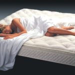 Кровать должна быть достаточно широкой, чтобы можно было вытянуться во весь рост или раскинуть руки