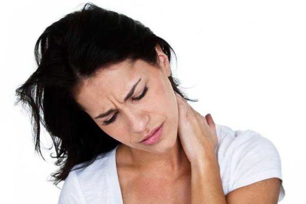При кифозе часто возникают тянущие боли в шее