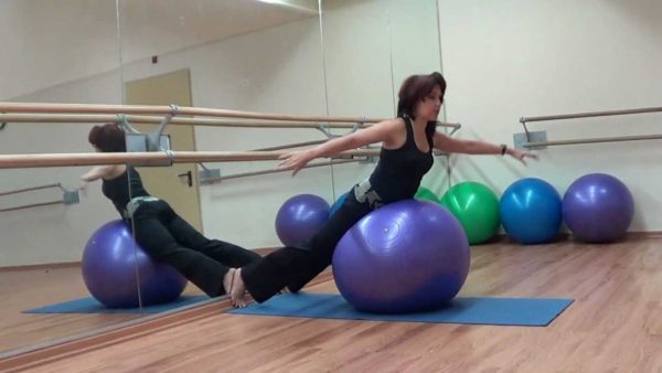 Упражнения на мяче помогают натренировать мышцы спины с меньшими усилиями