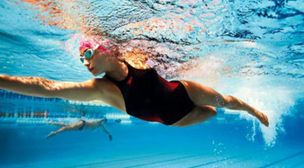 Плавание считается одним из самых эффективных методов лечения заболеваний позвоночника