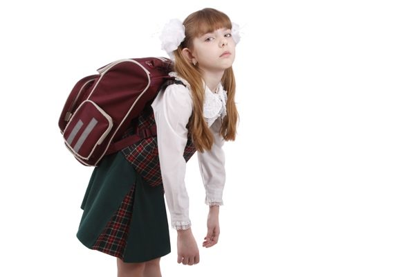 У детей школьного возраста спровоцировать развитие данной патологии может избыточная нагрузка на позвоночник от тяжелого рюкзака