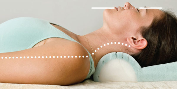 ортопедическая подушка поддерживает шейные позвонки в правильном положении во время сна