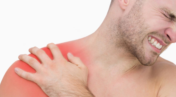 Заболевание проявляется внезапной острой болью в плече