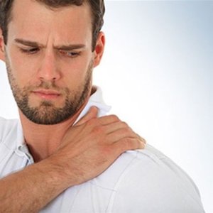 Болит плечо при поднятии руки вверх: лечение и причины