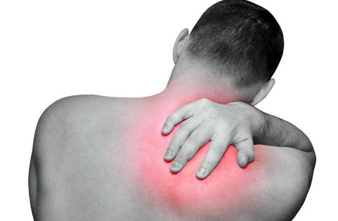 6 заболеваний при боли в шее, отдающей в лопатку