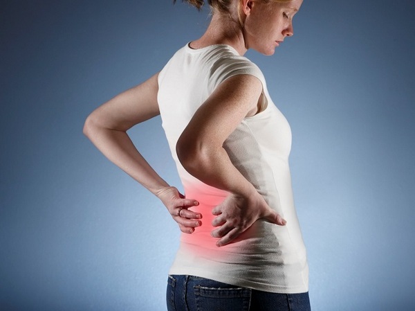 Межпозвонковая грыжа часто сопровождается болью в спине и ногах