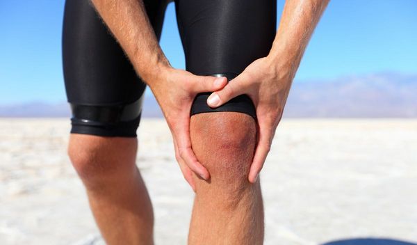 Боль под коленом может возникнуть при активном занятии спортом