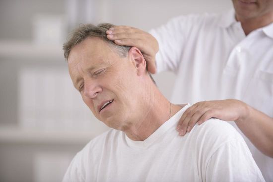 Мануальный терапевт лечит шею