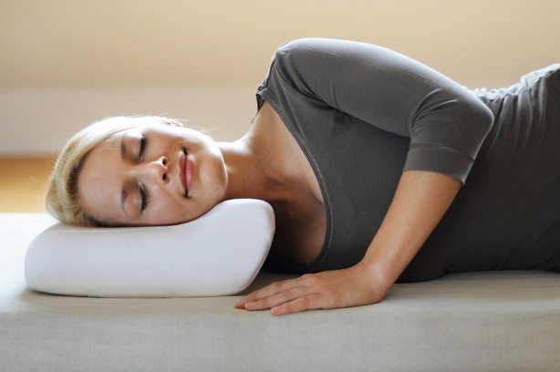 Сон на ортопедической подушке при остеохондрозе