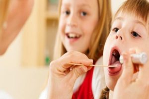осмотр полости рта у ребенка