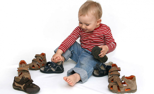 Ребенок меряет обувь