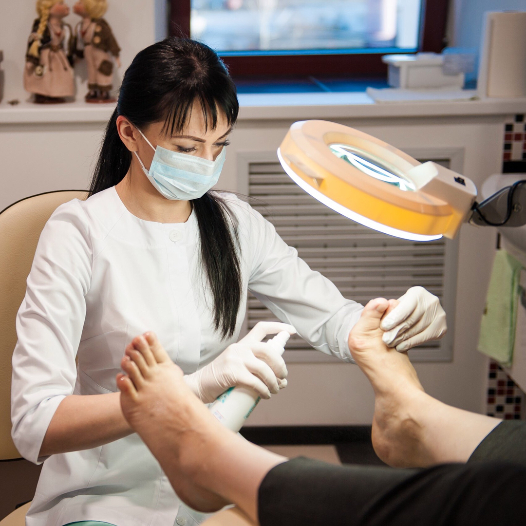 Если ноготь на ноге отходит на фоне экземы или псориаза, потребуется прием кортикостероидов.