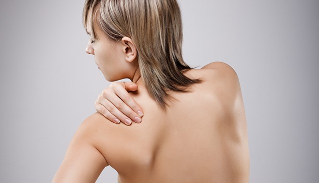 Боль в груди и под лопатками — причина, диагностика и лечение